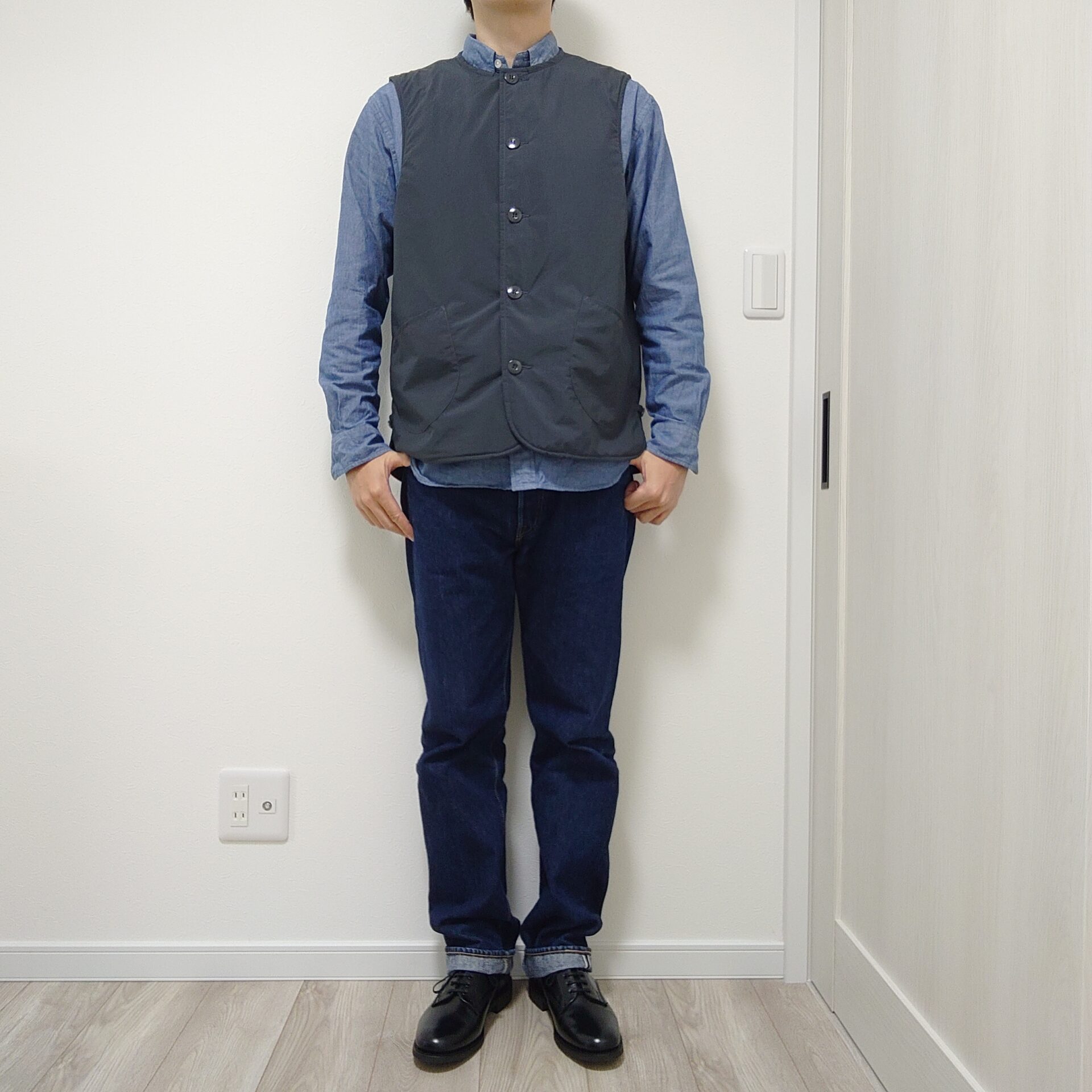 サンダースのオフィサーとアランのベストとSEROのシャンブレーシャツとオアスロウのデニム