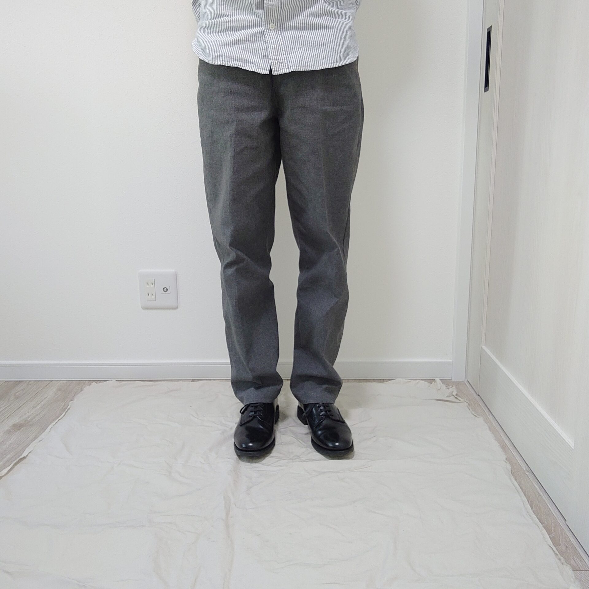 FOBfactoryのグレーパンツとサンダースのオフィサー